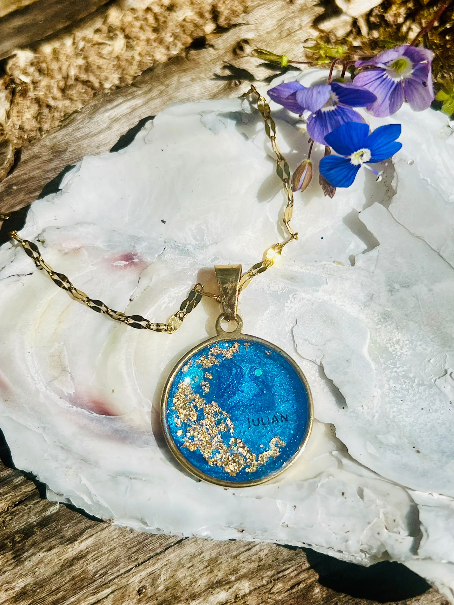 Ashanger in de kleur donkerblauw met gouden collier
